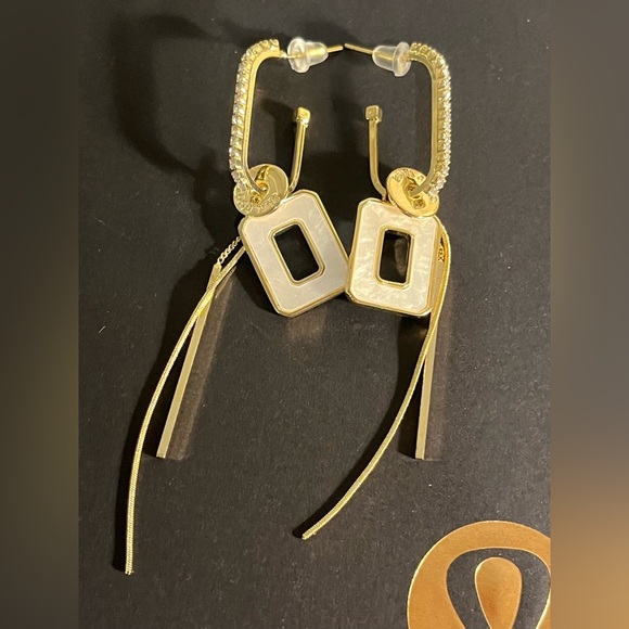 Elegant Dangle Earrings ( GOOD TIME ) very pretty! - Picture 3 of 5